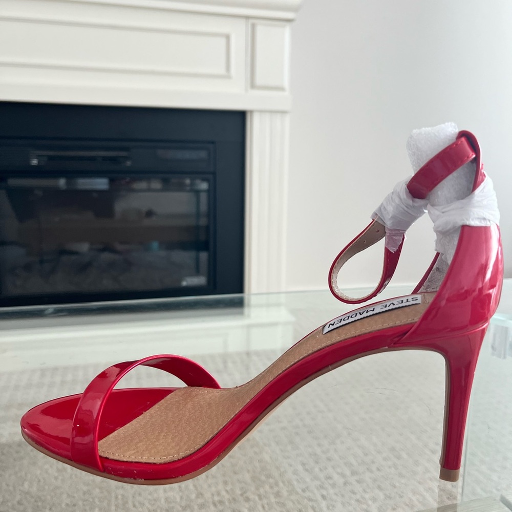 Red patent strapped pump with open toe